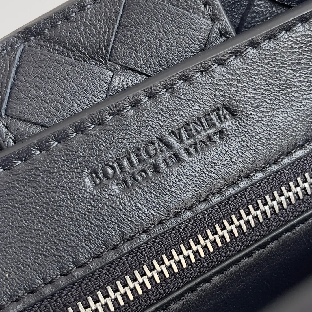 The 2023 new Andiamo batch of 1860 BV has been shipped‼ ️Really popular🔥The new Andiamo woven handbag launched by Bottega Veneta this season is really popular all over the world! ! Celebrities at home and abroad have worn it, and Oscar-winning actress Michelle Yeoh has taken it out on the street. Song Jia, Trai Yara, Yu Feihong, Sanji Ayaka, Rosie Hunting-Whiteley, Yoshioka Riho, etc. have all picked up this bag. It is classic and versatile, showing off its temperament, and the bag capacity is also large, which is very convenient for daily commuting! ! A variety of carrying methods, the shoulder straps can be adjusted by yourself, the original lambskin feels soft and delicate, and the neutral style is made to break gender boundaries and bring a more practical and longer-lasting use experience. Andiamo, which has both elegant and casual styles, perfectly interprets the true appearance of "fashionable old money style". Style number: 743568 Size: 25*22*10.5cm